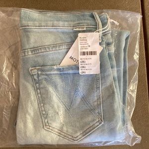 MOTHER JEANS - THE STUNNER ZIP ANKLE STEP CHEW
Poisoned Petals